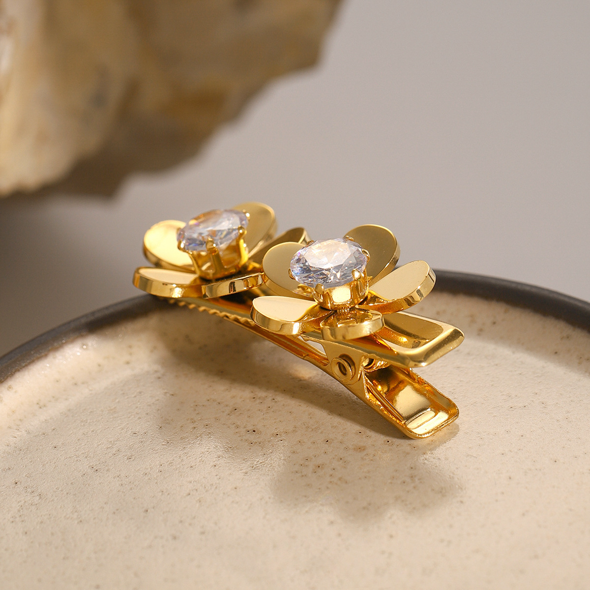 Elegant Diamond Petal Hair Clip with Gold Petals – Hypoallergenic Design for Women, Eco-Friendly and Durable