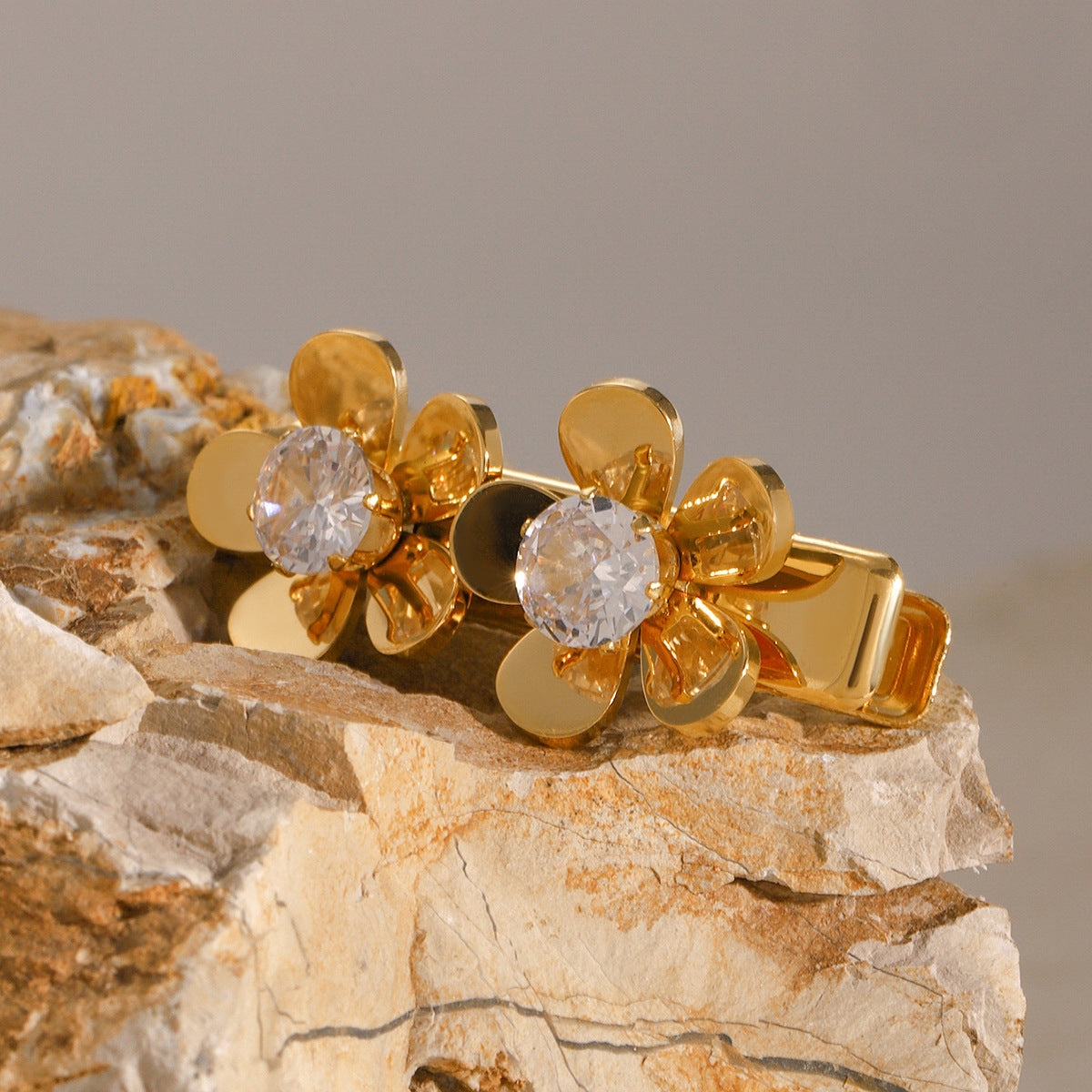 Elegant Diamond Petal Hair Clip with Gold Petals – Hypoallergenic Design for Women, Eco-Friendly and Durable
