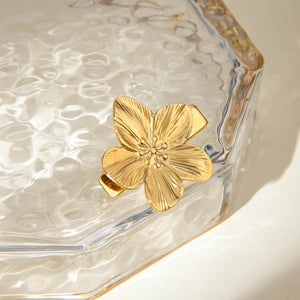 Elegant Gold Hair Clip with Sculpted Petal Design – Waterproof and Hypoallergenic