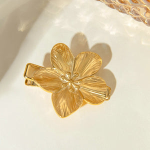 Elegant Gold Hair Clip with Sculpted Petal Design – Waterproof and Hypoallergenic