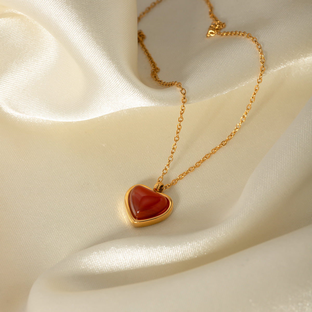 Elegant Gold Heart Necklace with 18k Gold Chain – Minimalist Design for Layering, Hypoallergenic and Water Resistant