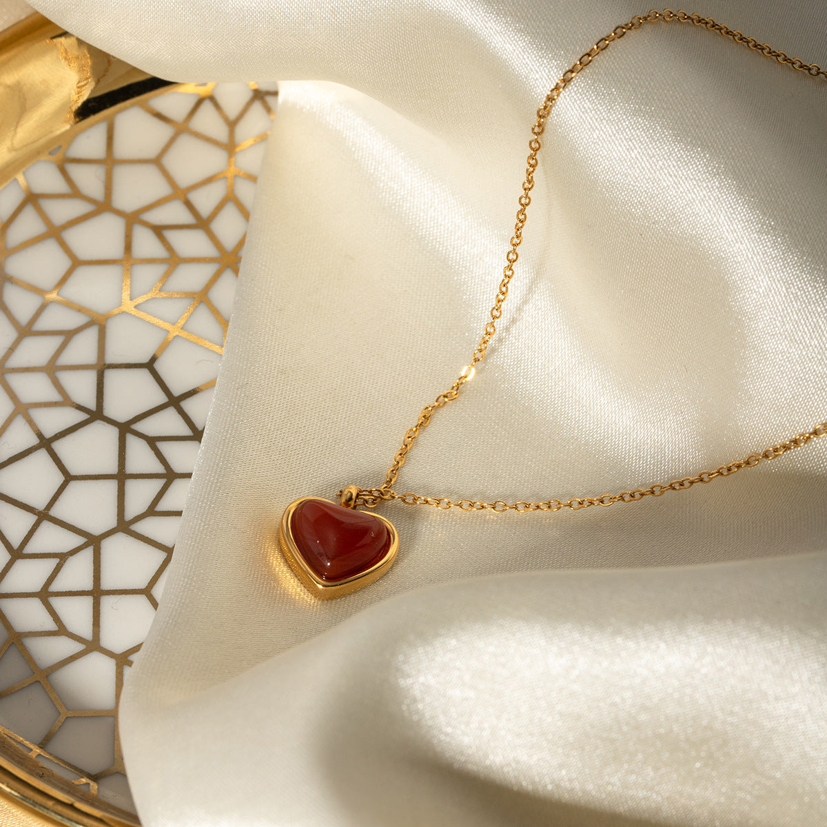 Elegant Gold Heart Necklace with 18k Gold Chain – Minimalist Design for Layering, Hypoallergenic and Water Resistant