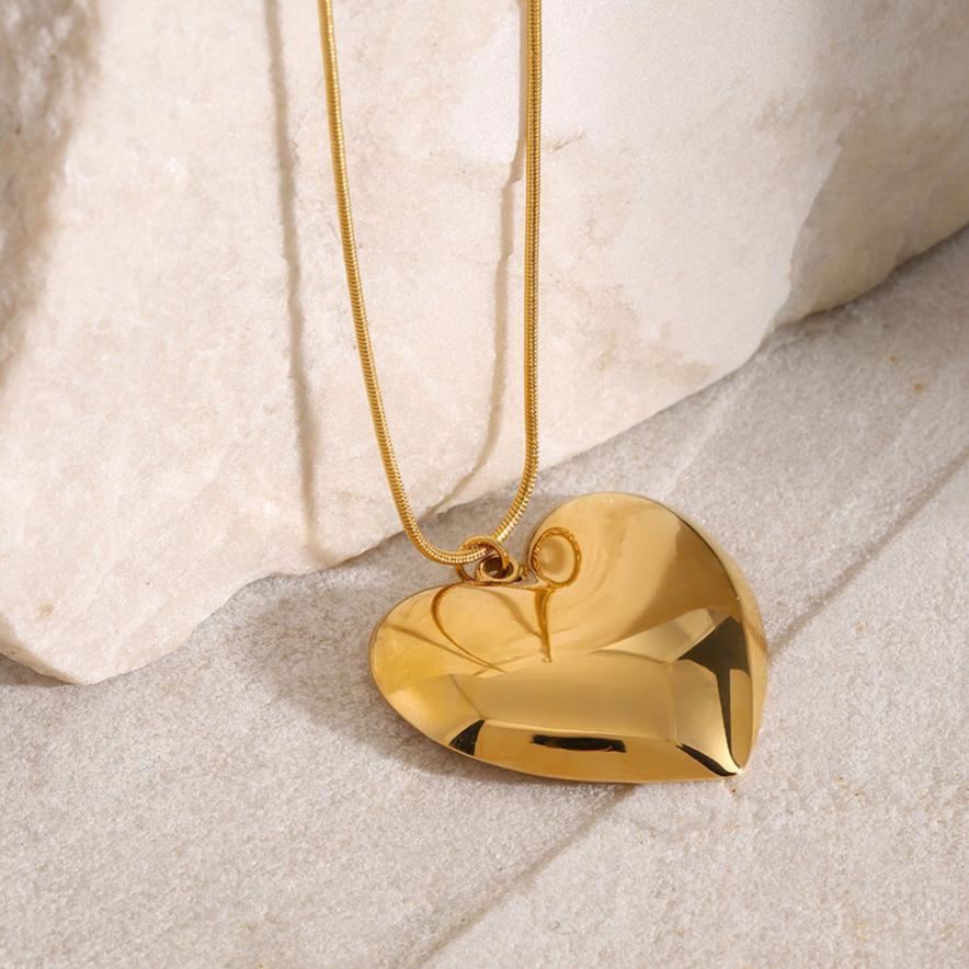 Elegant Heart Pendant Necklace – Hypoallergenic 18k Gold-Plated Stainless Steel, Adjustable 17-19 Inches, Lightweight Design