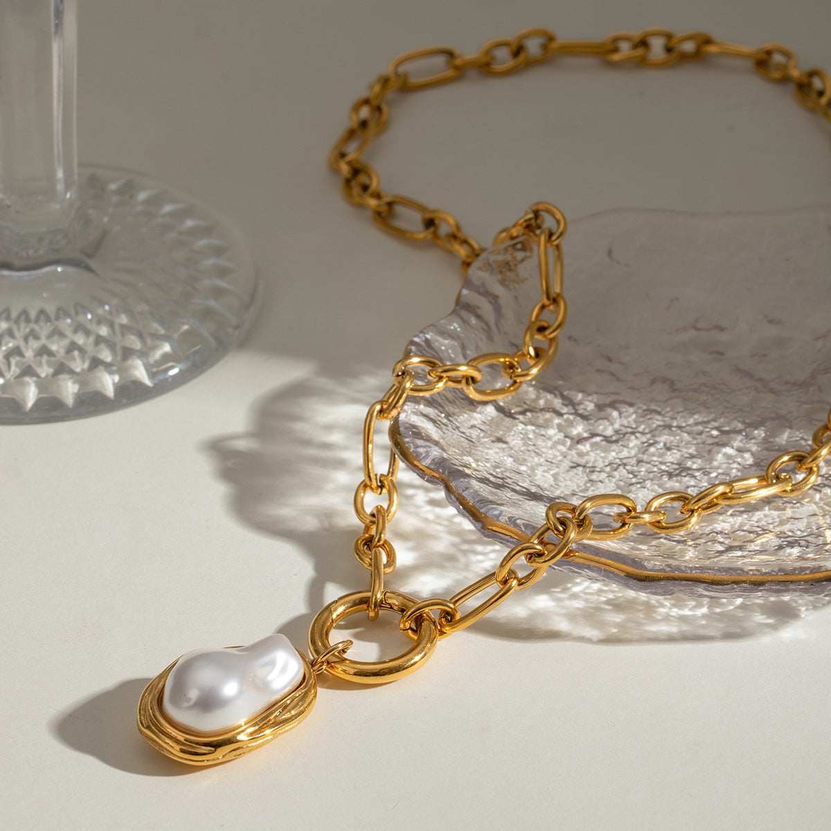 Elegant Mother of Pearl Pendant Necklace – 18k Gold-Plated Stainless Steel, Waterproof & Hypoallergenic