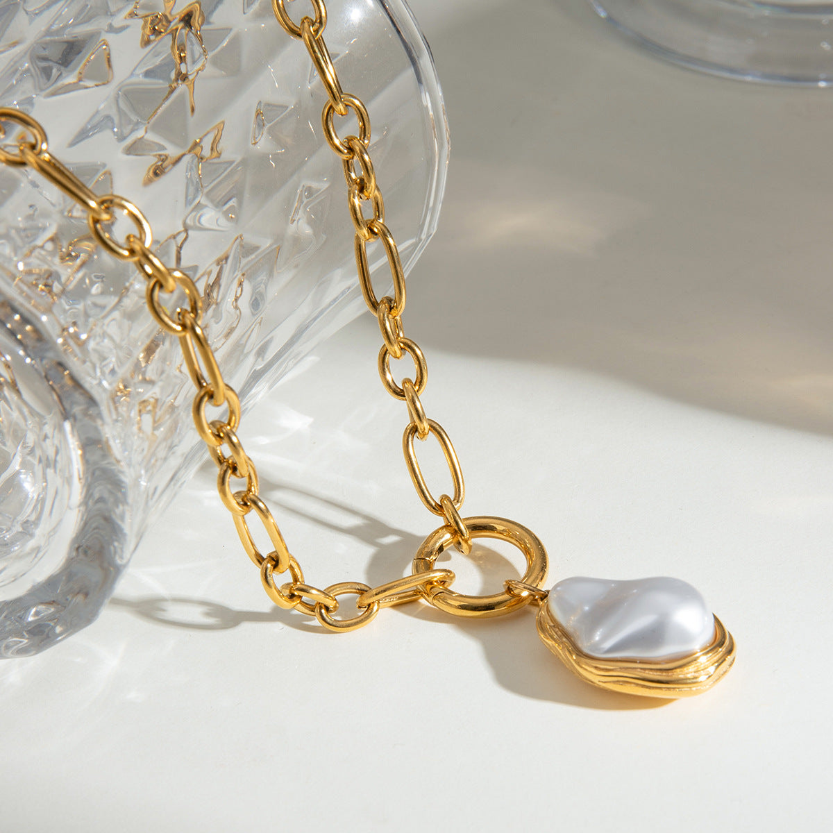 Elegant Mother of Pearl Pendant Necklace – 18k Gold-Plated Stainless Steel, Waterproof & Hypoallergenic