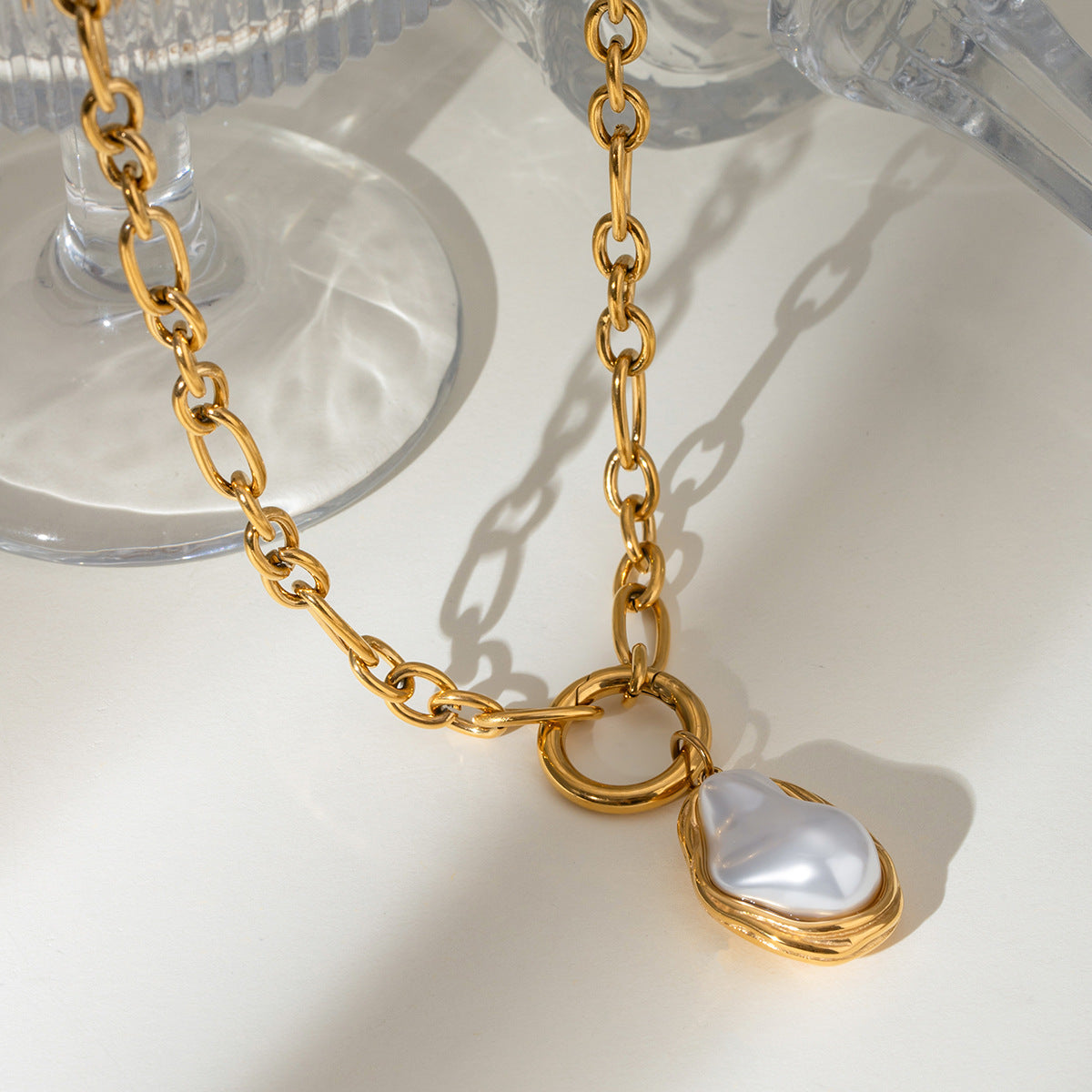 Elegant Mother of Pearl Pendant Necklace – 18k Gold-Plated Stainless Steel, Waterproof & Hypoallergenic