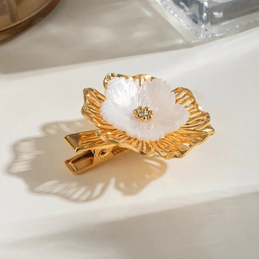 Elegant Petal Pearl Hair Clip with 18k Gold Plating – Hypoallergenic and Waterproof Hair Accessory