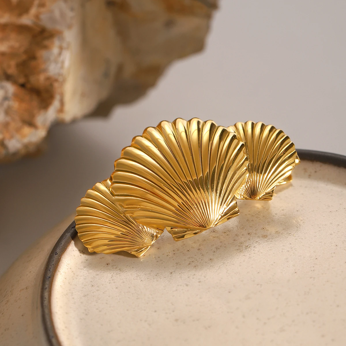 Gold Seashell Hair Clip - Hypoallergenic Accessory for Women, Lightweight, Water Resistant, Perfect for Casual and Elegant Styles