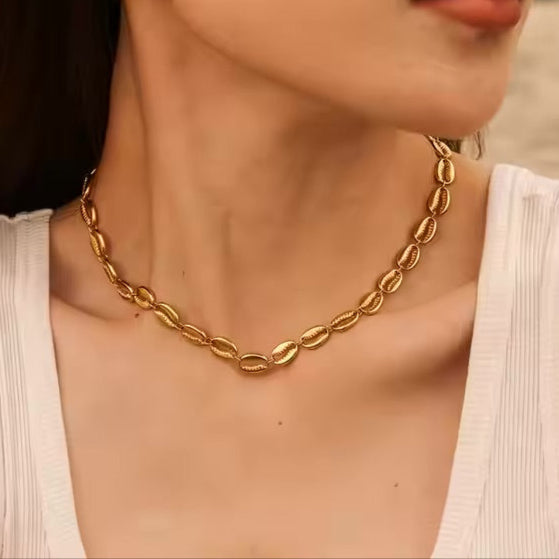 Gold Seashell Necklace for Women – 18k Gold-Plated, Waterproof, Hypoallergenic, 16-Inch Adjustable Chain