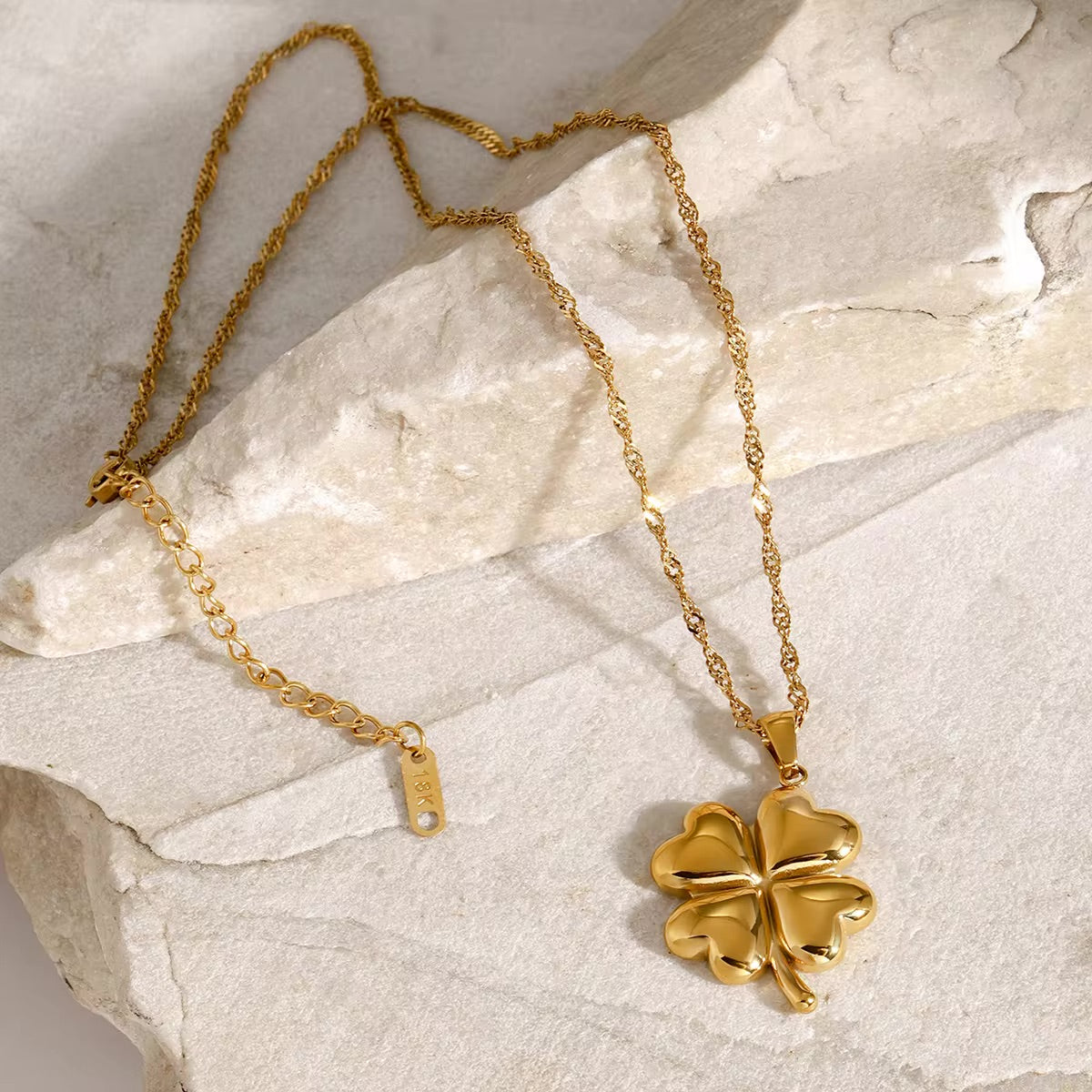 Minimalist 18k Gold Clover Necklace for Women – Hypoallergenic, Waterproof Everyday Jewelry