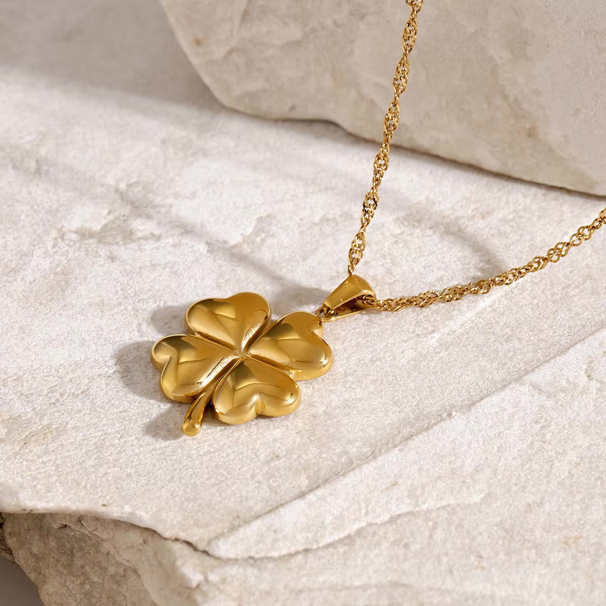 Minimalist 18k Gold Clover Necklace for Women – Hypoallergenic, Waterproof Everyday Jewelry