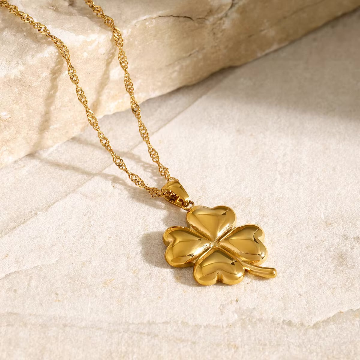 Minimalist 18k Gold Clover Necklace for Women – Hypoallergenic, Waterproof Everyday Jewelry