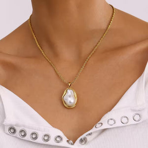 Mother of Pearl Pendant Necklace in Gold Setting – Waterproof and Hypoallergenic Jewelry