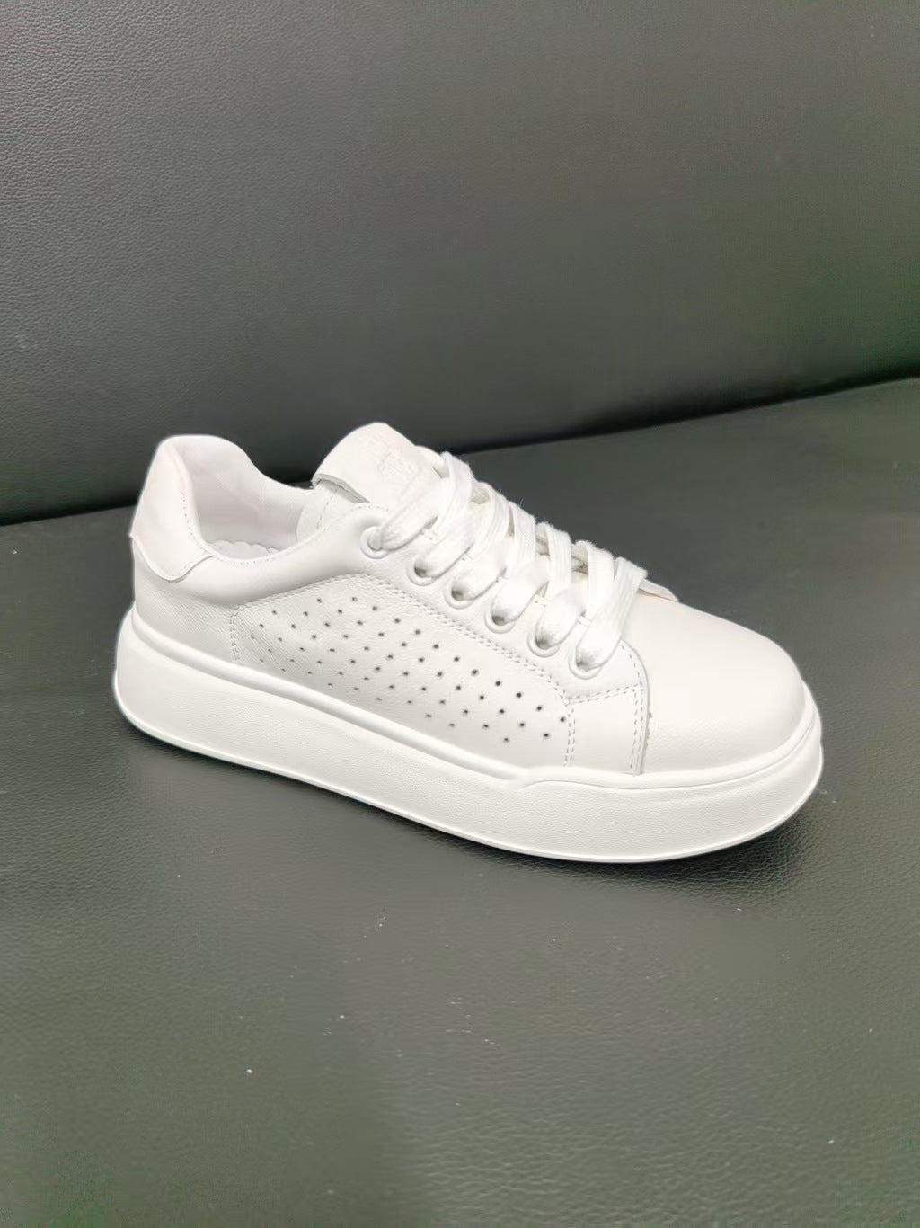 Women’s Lightweight Platform Sneakers with Slim Fit Design for Everyday Comfort
